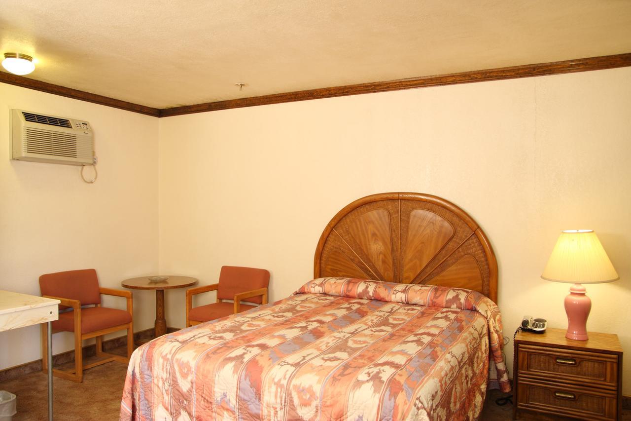 Dove Creek Inn Exterior photo
